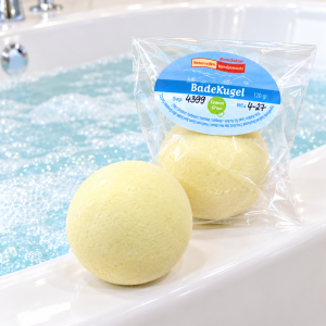 2 handgemachte Badekugeln Lemongras stehend auf einer Badewanne