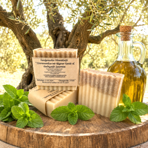 Drei geriffelte, quadratische handgemachte Olivenölseife Duo Zitronenmelisse & Peelingseife Spearmint in Maritimeratmophäre