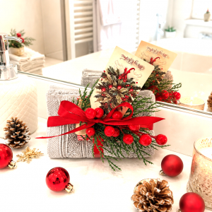 Liebevoll gestaltetes Geschenk, 1 Olivenölseife Zimtäpfelchen mit einem Gästehandtuch und Dekos