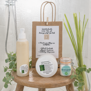 Geschenktüte mit Duschseife, Handcreme und Körpercreme Lemongras, stehend auf einem Hocker