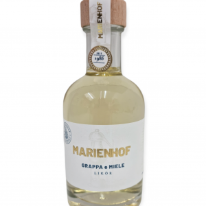 Runde helle Flasche gefüllt mit Grappa mit Honig Spirituose