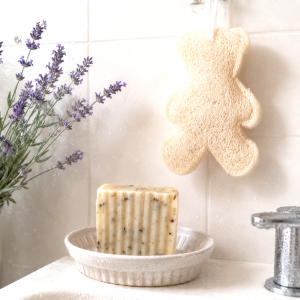 Luffaschwarm in Bärform hängend im Badezimmer