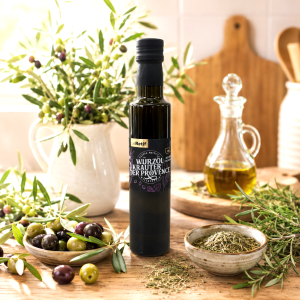 Im Focus: Dunkle Glasflasche 200ml mit Schraubverschluss, gefüllt mit Olivenöl Kräuter der Provence, stehend auf einem Holzfass mit Kräuter