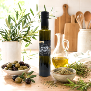 Im Focus: Dunkle Glasflasche 200ml mit Schraubverschluss, gefüllt mit Olivenöl Kräuter der Toscana, stehend auf einem Holzfass