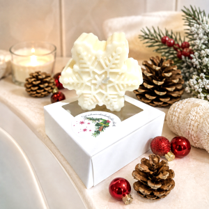 handgefertigte Schneeflocken - Kerze aus Bio- Sojawachs, mit Dekos weihnachtlich liegend im Badezimmer
