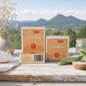 Drei quadratische in weißem Pappkarton eingepackte handgemachte Stutenmilchseife Ginkgo Limette