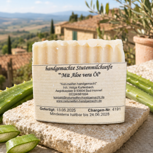 Eine geriffelte, quadratische handgemachte Stutenmilchseife mit Aloe Vera ÖL parfümfrei