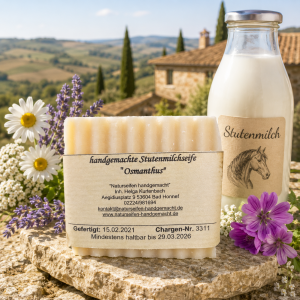 Eine geriffelte, quadratische handgemachte Stutenmilchseife mit dem Duft Osmanthus
