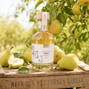 Runde helle Flasche gefüllt mit Willi Spirituose aus der Pfalz Marienhof Venningen, Hintergrund Gartenatmosphäre